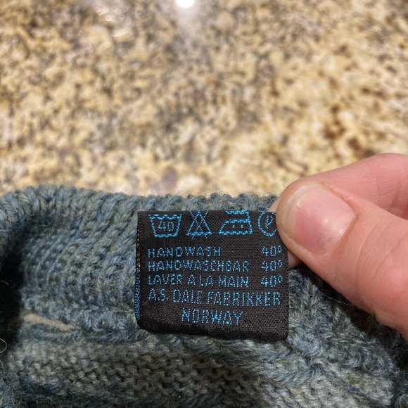 Beautiful Dale of Norway Wool Sweater Metal Clasp Size 40 Medium - Picture 4 of 5